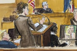 وكيلة الدفاع عن ترمب المحامية سوزان نيتشلز خلال استجوابها الممثلة الإباحية ستورمي دانيالز في محكمة الجنايات بنيويورك (أ.ف.ب)